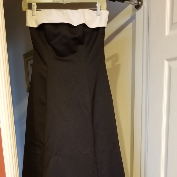 Roberta Dresses & Skirts - Black and white 2 pieces dress.